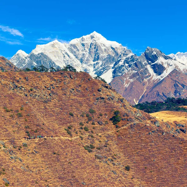 Grupo Excursionistas Mueve Lentamente Largo Del Camino Montaña Hacia Punto —  Fotos de Stock