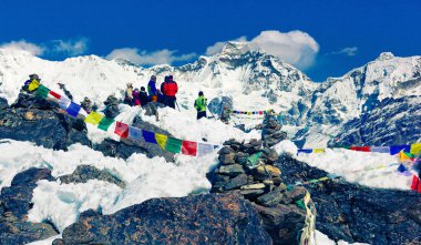 Gokyo, Nepal - 10 Kasım 2013: Turistler dağ manzarasının güzelliğine hayran dır ve Gokyo Ri zirvesinin tepesinden (5.360 m.) Ana Himalaya Sıradağları'nın fotoğraflarını çekerler. Himalayalar, Solukhumbu Bölgesi, Sagarmatha Np