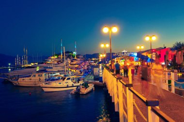Marmaris/Muğla İli, Türkiye - 16 Temmuz 2018: Marmaris eski kentinin yat limanında insanlar yaya köprüsü boyunca yürüyor