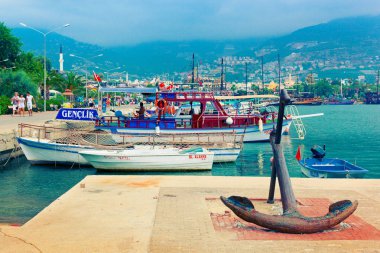 Alanya, Türkiye-1 Ağustos 2014: Alanya limanının iskelesinde rıhtım tekneleri. Türkiye 'nin Akdeniz kıyısı