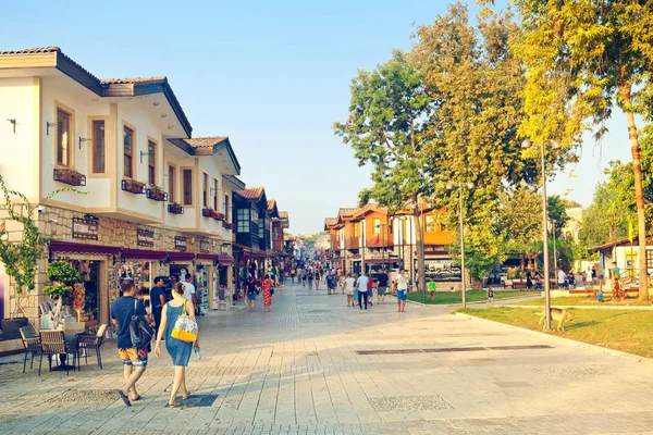 Side, Türkiye - 25 Temmuz 2019: Liman Cd. - Side Eski şehir ana caddesi boyunca insanlar yürüyor