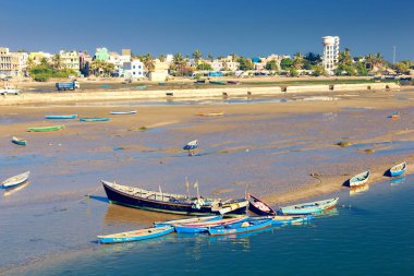 Ghoghola/Daman And Diu, Hindistan - 9 Ocak 2016: Sığ lıklarda balıkçı tekneleri ve küçük kasaba Ghoghola manzarası