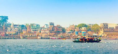 Varanasi/Uttar Pradesh, Hindistan - 10 Ocak 2019: Tur teknesi sabahın erken saatlerinde Varanasi'deki Ganj nehri boyunca yelken 