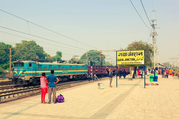 Gaya Bihar India Enero 2019 Personas Esperando Tren Plataforma Estación — Foto de Stock
