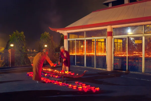 インドボダガヤ ビハール州 2019年1月13日 仏教僧がマハーボディ寺院複合施設のろうそく亭前の祭壇に伝統的な提灯を灯す — ストック写真