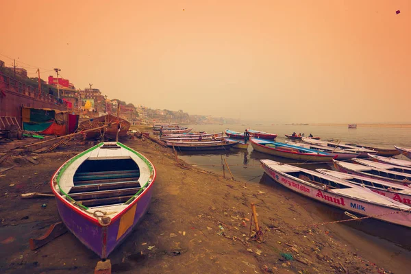 Varanasi Uttar Pradesh India Januar 2019 Indiske Bådsmænd Venter Pilgrimme - Stock-foto