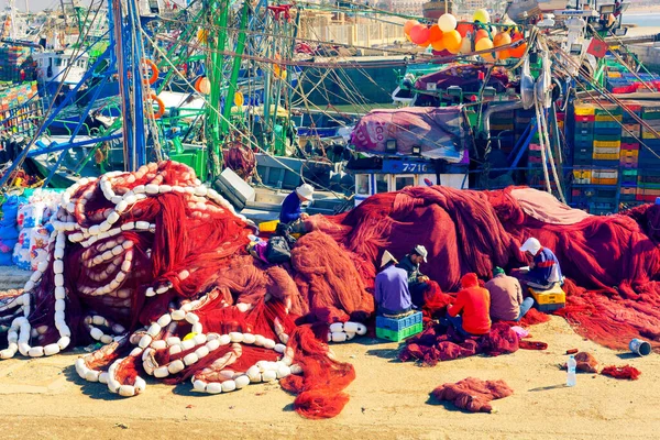 Эссауира Морокко Января 2020 Года Группа Марокканских Рыбаков Ремонтирует Рыболовные — стоковое фото