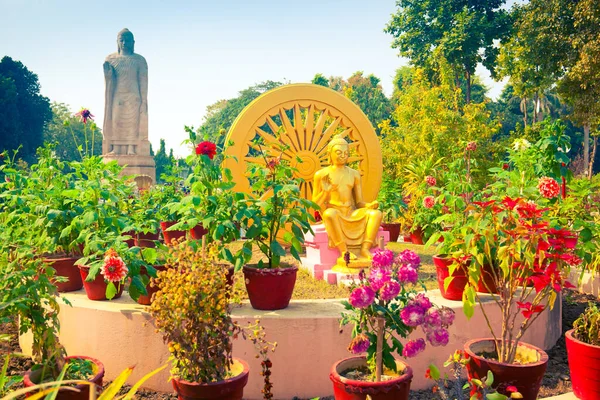 Hermoso Altar Con Dharma Chakra Flores Rojas Frente Estatua Monumental —  Fotos de Stock