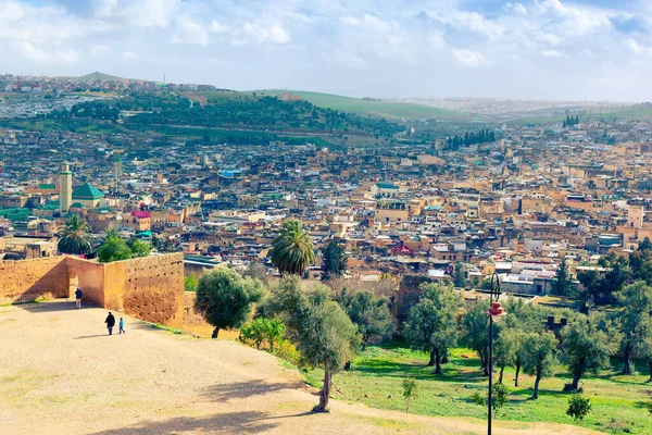 Fes Marruecos Enero 2020 Gente Camina Por Cima Una Pintoresca — Foto de Stock