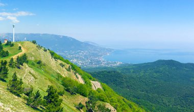 Yalta 'daki Karadeniz kıyısının panoramik manzarası. Ay Dağı Petri, Kırım