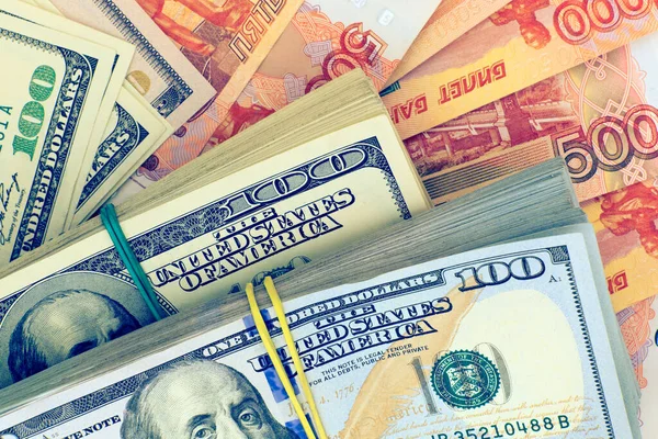 Пачки Американских Долларов Российских Банкнот — стоковое фото