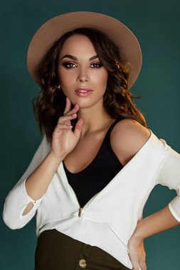 Daireler karanlık düz, şık ve mutlu hamile kadın, güzel hamile kadın koyu Studio bej şapkalı beyaz bluz ve yeşil etek hamile Avrupa kadın