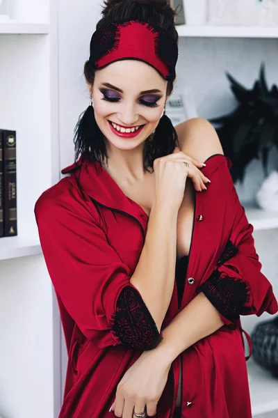 Grossesse belle femme européenne en blanc plat, jeune femme européenne en attente d'un enfant, femme prenant aux cheveux noirs en pyjama de soie rouge dans un appartement lumineux — Photo