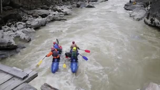 De vier mensen is de snel wilde rivier rennen op de boot van de twin-romp. — Stockvideo