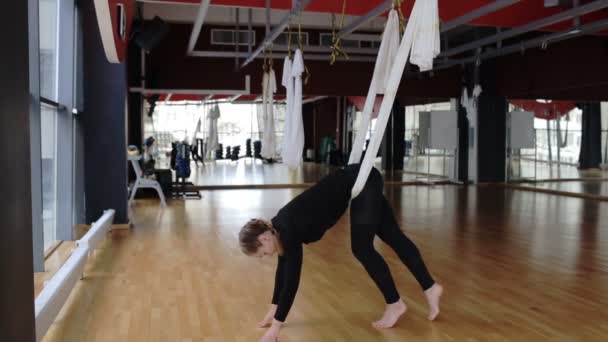 Jovencita está practicando fly yoga en gimnasio de lujo . — Vídeos de Stock