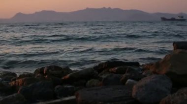 Su sıçramasına kayalık deniz kıyısında.