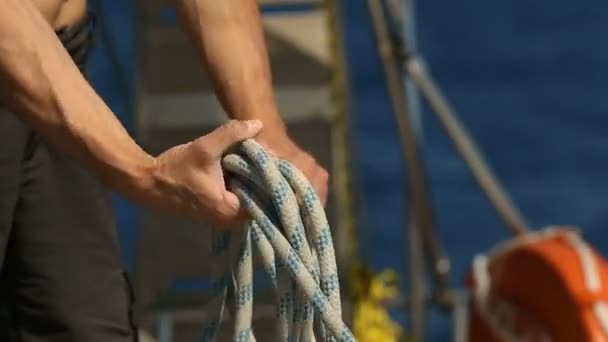 Jachtaři navíjení lana na lodi moderm racing na mořské hladině. — Stock video