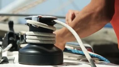 Eller erkek yachtsman halatlar üzerinde yahts çekerek.
