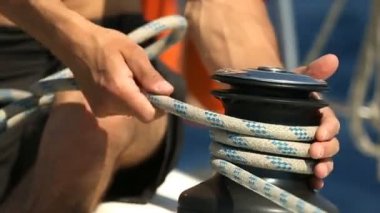 İp tekne siyah babalar için biriktirme yatçılar elinde.