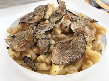 Sonbahar siyah trüf ile Makarna 