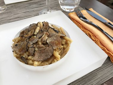 Sonbahar siyah trüf ile Makarna 