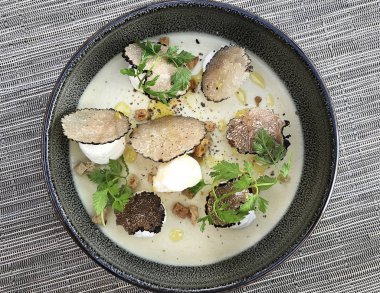 Krema soslu sonbahar trüf mantarı 