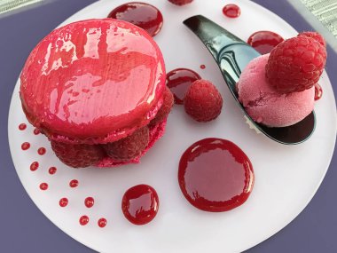 Ahududu ve dondurma ile büyük pembe kek makarna veya makarna 