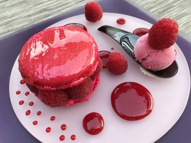 Ahududu ve dondurma ile büyük pembe kek makarna veya makarna 