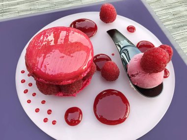 Ahududu ve dondurma ile büyük pembe kek makarna veya makarna 