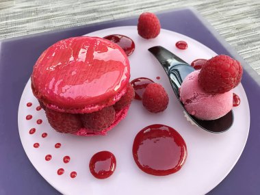 Ahududu ve dondurma ile büyük pembe kek makarna veya makarna 