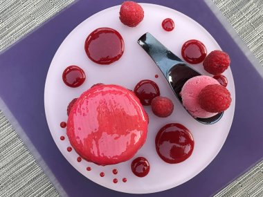 Ahududu ve dondurma ile büyük pembe kek makarna veya makarna 