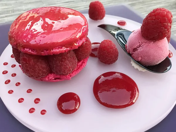 Ahududu ve dondurma ile büyük pembe kek makarna veya makarna 