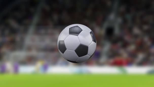 Fotbal. 4k fotbal nebo fotbalový míč letící vzduchem ve zpomaleném filmu