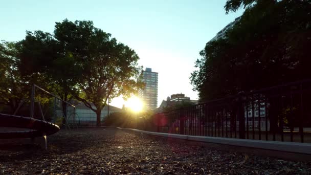Sonnenuntergang Auf Dem Spielplatz Sonnenuntergang Zeitraffer Auf Dem Spielplatz — Stockvideo