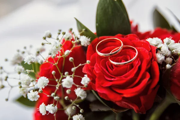 Pair or wedding rings on bouquet flower — Stock Photo, Image