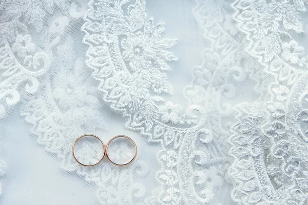 Two wedding rings on wedding dress, close-up — Stock Photo, Image