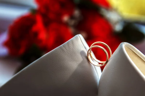 Wedding background with rings, bouquet and white shoes bridge — Stock Photo, Image