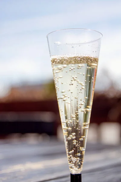 Ett champagneglas nära upp i utomhus oskärpa bakgrund — Stockfoto