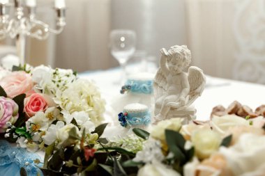 Çiçek düğün dekorasyon mumlar ve melek