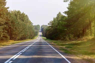 Yol mesafe içine basık boş, ufukta bir nokta haline gelir