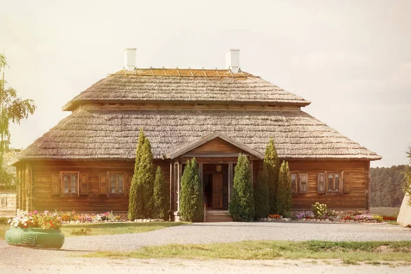 Rumah etnis kayu pada lanskap pedesaan - desa tempat kelahiran Tadeusz Kosciuszko - Kossovo, Belarus . Stok Lukisan  