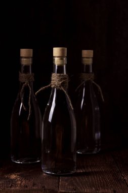 Buğday taneleri ve kulakları ile ateş cam buğday gelen alkollü ya da votka