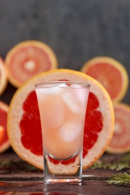 Serinletici içecek, greyfurt kokteyl. Taze meyve ile kokteyl Detoks