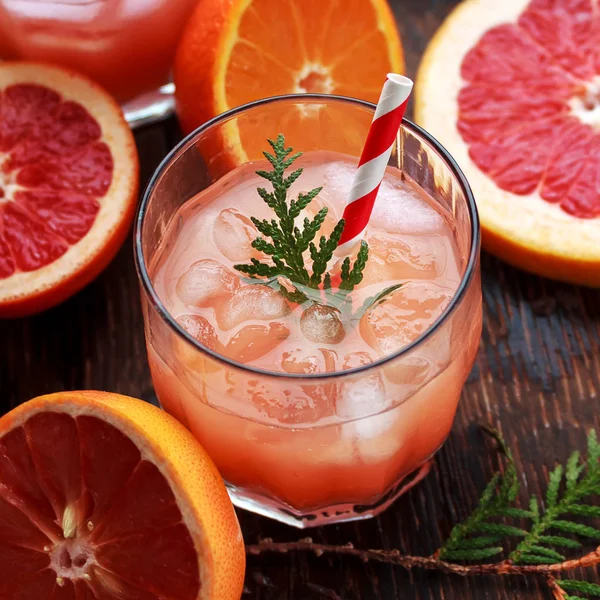 Refreshing drink, grapefruit cocktail. Detox coctail with fresh fruit — Stock Photo, Image
