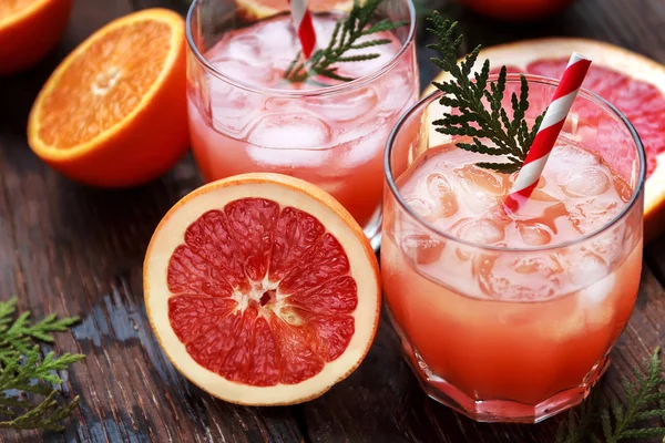 Forfriskende drikke, grapefruktcocktail. Avrivningskake med frisk frukt – stockfoto