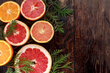 ahşap arka plan üzerinde olgun taze dilimlenmiş greyfurt ve portakal