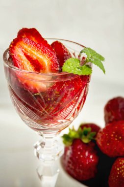 Nane ve buzile çilekli alkol kokteyli. Metin için alan.