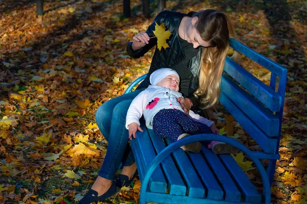 Mulher Com Uma Criança Banco Parque Outono — Fotografia de Stock