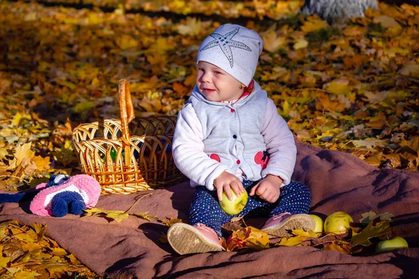 Niña Otoño Comiendo Una Manzana Sentada Amarillo —  Fotos de Stock