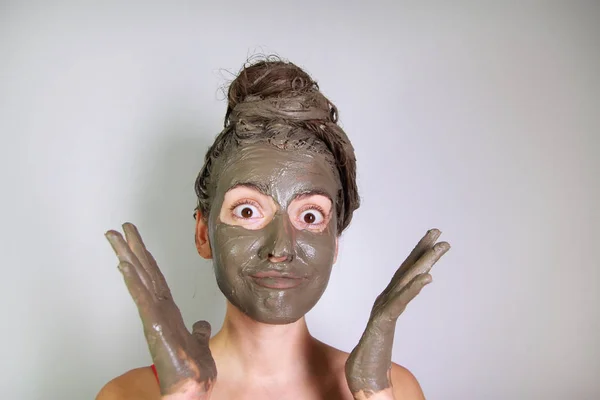Молодая девушка сделала маску мертвой морской грязи для лица и волос — стоковое фото